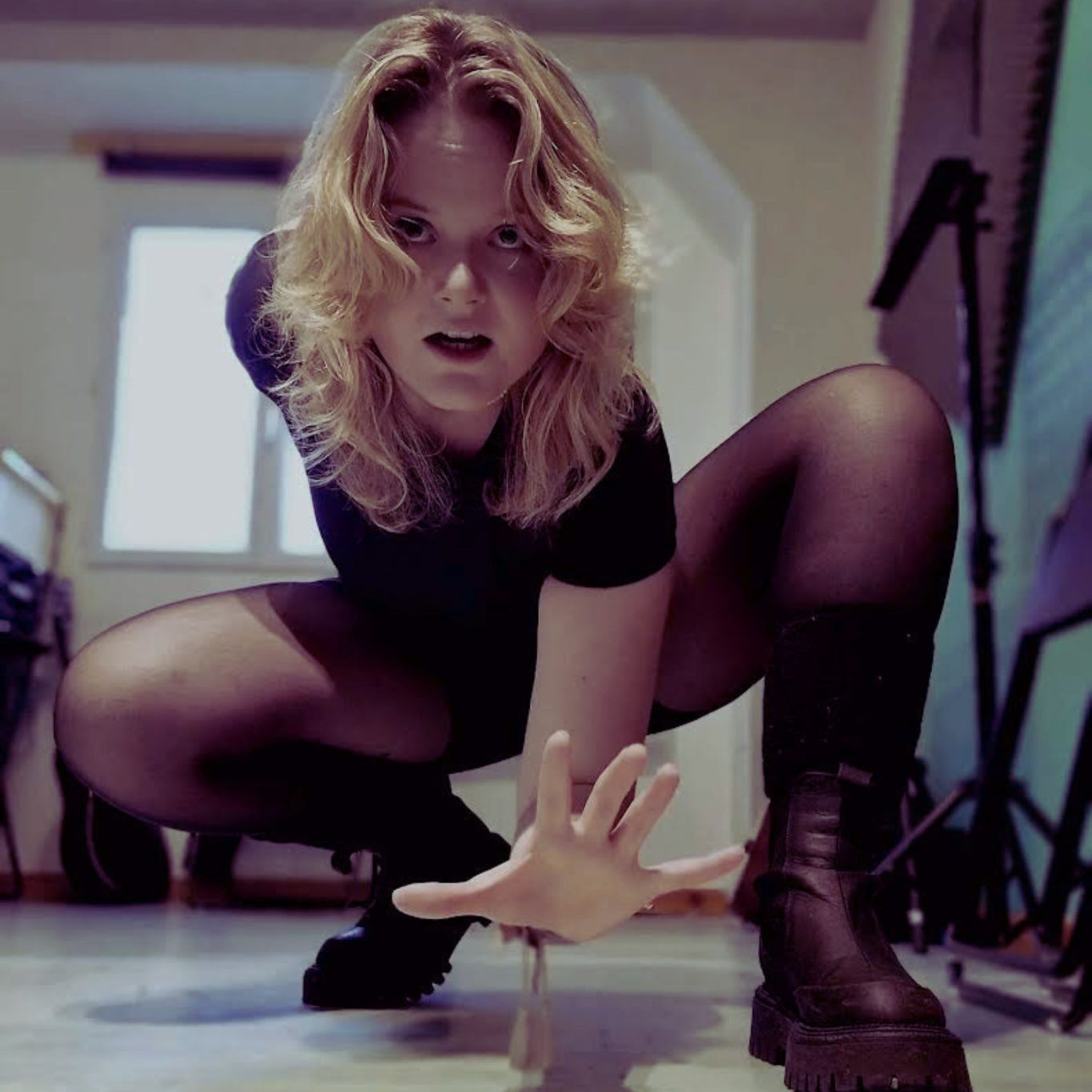 Esther Larsen - Professeure d'acting formée avec la méthode "Actor Studio", coaching vocal, réalisatrice de courts-métrages et dramaturge.